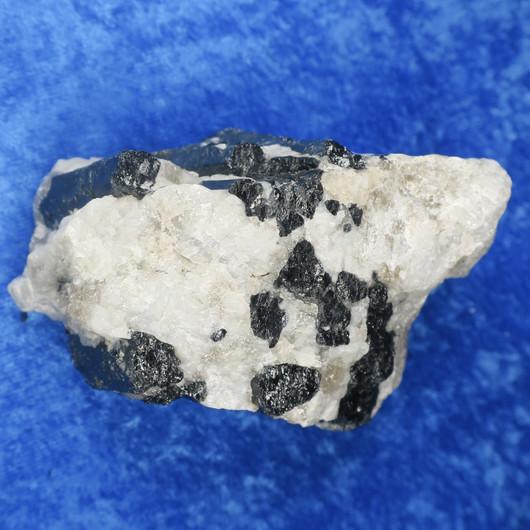 Musta turmaliini pegmatiitissa 350g Suomi  Hi136T 