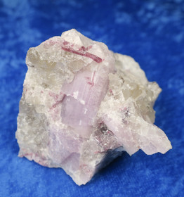 Kunziitti, rubelliitti, savukvartsi, lepidoliitti 127g Suomi  Hi68B2 