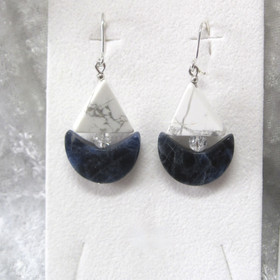 Korvakorut sodaliittilaiva, vuorikide ja magnesiitti. PURSI1