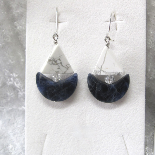 Korvakorut sodaliittilaiva, vuorikide ja magnesiitti. PURSI1