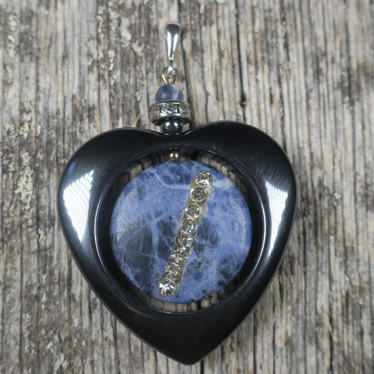 Riipus hematiittisydän ja sodaliitti zirkonikoristein Z1