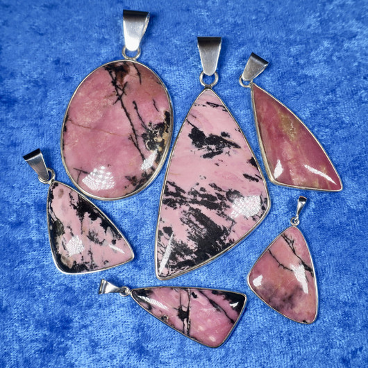 Hopeariipus rodoniitti kolmikulmainen kivi ri4