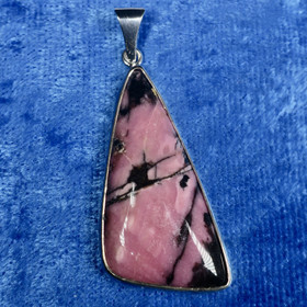 Hopeariipus rodoniitti kolmikulmainen kivi ri4