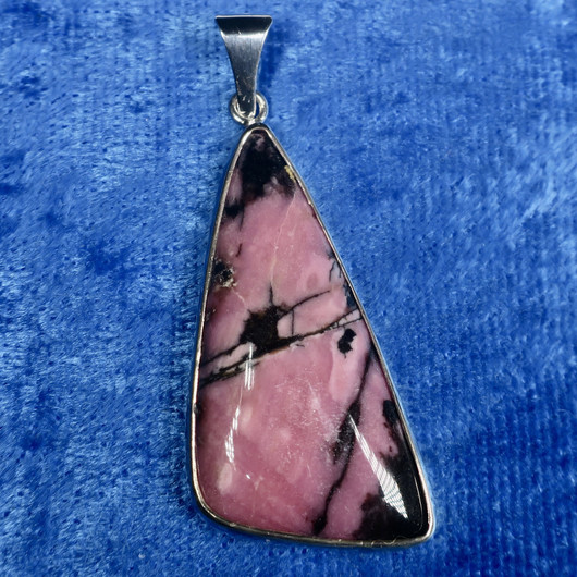 Hopeariipus rodoniitti kolmikulmainen kivi ri4