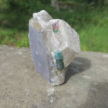 Tuikku turmaliinituikku 677g 100x100x50mm elbaiittia kvartsissa  jj17