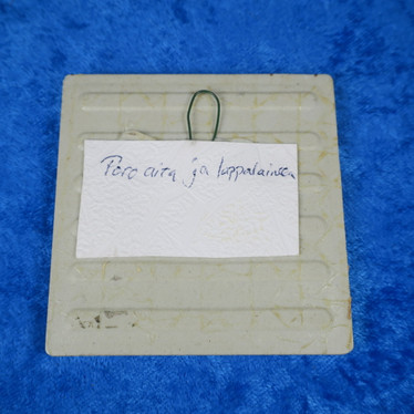 Minitaulu poroaita ja lappalainen 7x7cm keramiikkalaatta