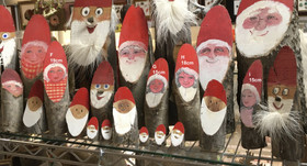 Joulutonttu/ pukin muori puuta, kasvot maalattu. 