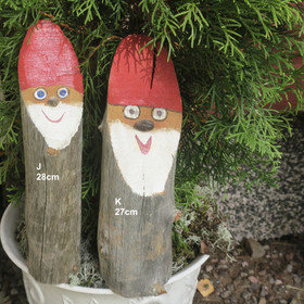 Joulupukki kelopuuta, kasvot maalattu, kivinenä. 