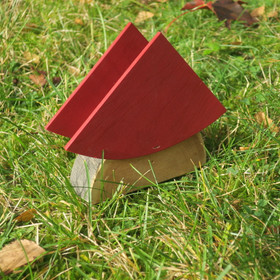 Servettiteline punainen tonttulakki vaneria, pohja kelopuuta