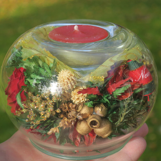 Tuikkualusta ruusuja ja kilikellot, lasinen joulukoriste