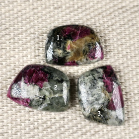 Eudialyytti kapussi cabochon  nroH. Valitse