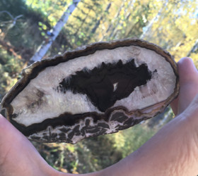 Akaattilevy natural mustavalkoinen 60g 123x62x4mm kiteinen reikä  jj4