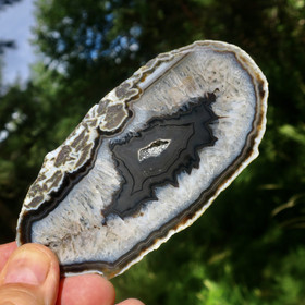 Akaattilevy natural mustavalkoinen 60g 123x62x4mm kiteinen reikä  jj4