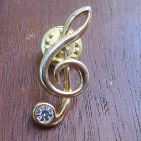 Pinssi nuottiavain 34mm kullan värinen, synteettinen kirkas kivi 