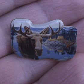 Pinssi hirvi rantamaisemassa 28x17mm