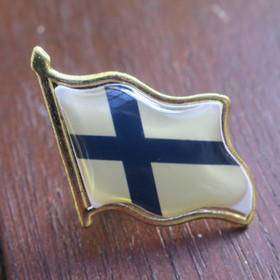 Pinssi Suomen lippu 20x20mm liehuva, kellastunut 2-laatu