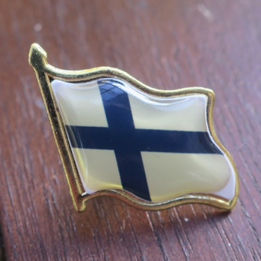 Pinssi Suomen lippu 20x20mm liehuva, kellastunut 2-laatu
