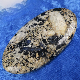 Korundi safiiri ja kuukivi 55g taskukivi kookas 75x42x10mm jj28 