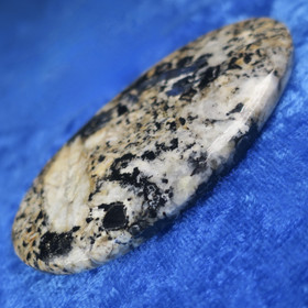 Korundi safiiri ja kuukivi 55g taskukivi kookas 75x42x10mm jj28 