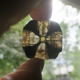 Kiastoliitti siivu 30g extra 36x36x8mm ristikivi nro jj31