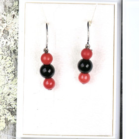 Korvakorut onyksi ja punaiset korallit 464