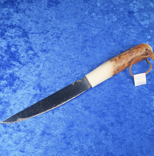 Hedelmäveitsi poronsarvikahvalla, johon kaiverrettu poron kuva, 17cm