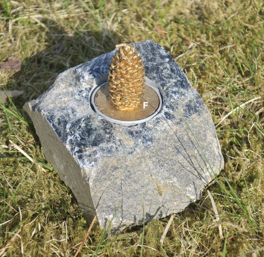 Tuikkualusta serpentiniitti valitse kuvista G,L,F