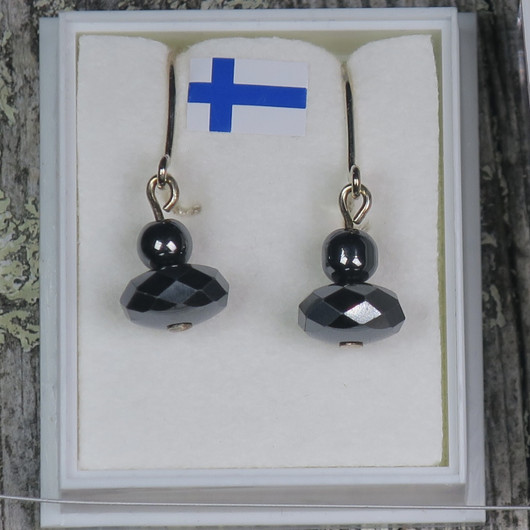 Korvakorut hematiitti litteä viistehiottu 8x4mm, 4mm sirot  nro HTK