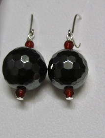 Korvakorut hematiitti viistehiottu 14mm pallo, viistehiotut karneolit