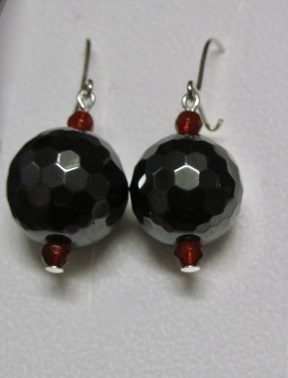 Korvakorut hematiitti viistehiottu 14mm pallo, viistehiotut karneolit