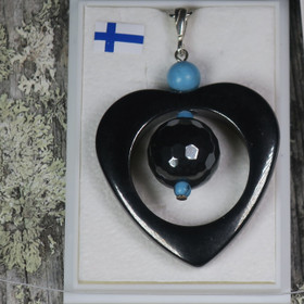 Riipus hematiittisydän ja turkoosivärjätty magnesiitti