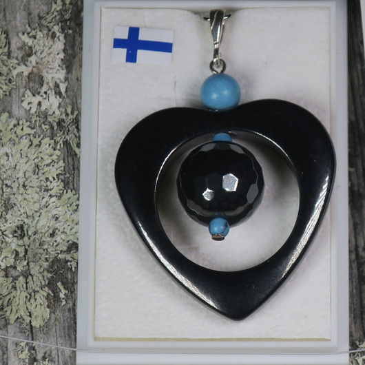 Riipus hematiittisydän ja turkoosivärjätty magnesiitti