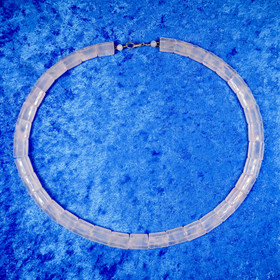 Kaulahelmet ruusukvartsi 42cm litteät viistehiotut palat. Juhlallinen