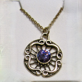 Pronssiriipus koristeellinen, tumma violetti zirkoni, pronssiketjussa