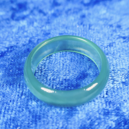 Akaattisormus vihreä läpikuultavampi kivisormus 18mm leveys 6mm
