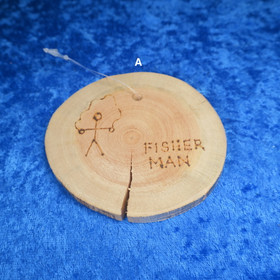  Kelopuukiekko 8mm siivu 8cm polttokaiverrettu kalastaja, Fisher man 