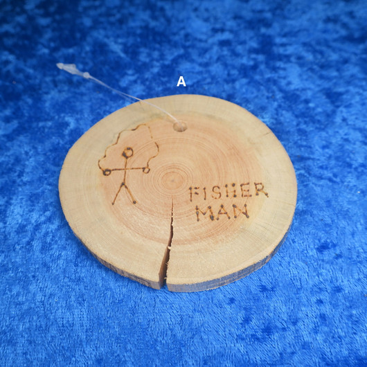  Kelopuukiekko 8mm siivu 8cm polttokaiverrettu kalastaja, Fisher man 