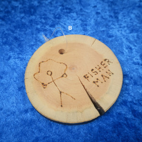  Kelopuukiekko 8mm siivu 8cm polttokaiverrettu kalastaja, Fisher man 