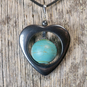 Riipus hematiittisydän ja turkoosivärjätty magnesiitti HT2