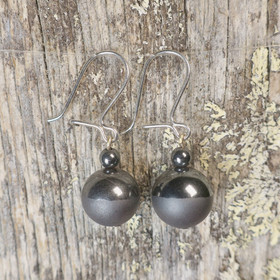 Korvakorut hematiitti puoliksi kiillotettu 10mm