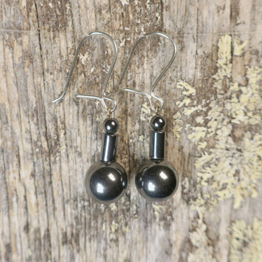 Korvakorut hematiitti 8mm, putki, 4mm. 8P4