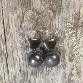 Korvakorut hematiitti 10mm puoliksi kiillotettu ja litteä sydän