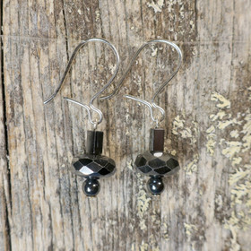 Korvakorut hematiitti litteä viistehiottu 12x6mm, 4mm ja kulmikas HPV