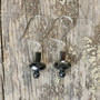 Korvakorut hematiitti litteä viistehiottu 12x6mm, 4mm ja kulmikas HPV