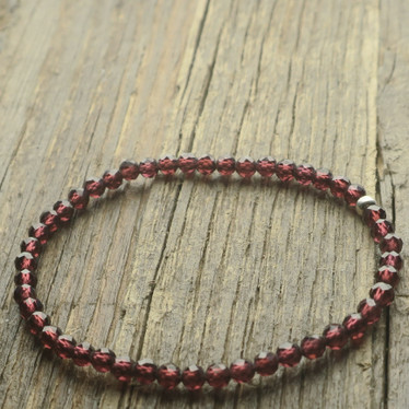 Rannekoru almandiini granaatti viistehiottu 3,5mm 17cm