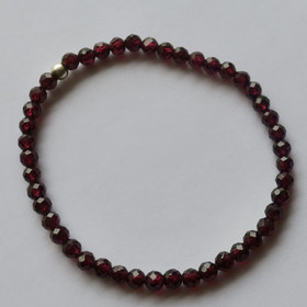 Rannekoru almandiini granaatti viistehiottu 4mm 17cm