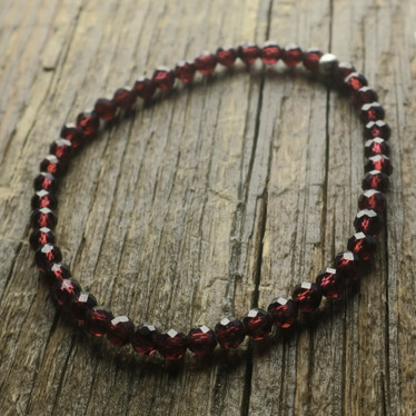 Rannekoru almandiini granaatti viistehiottu 4mm 17cm