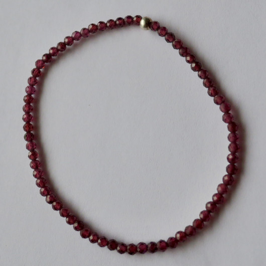 Rannekoru almandiini granaatti viistehiottu 2,5mm 17cm