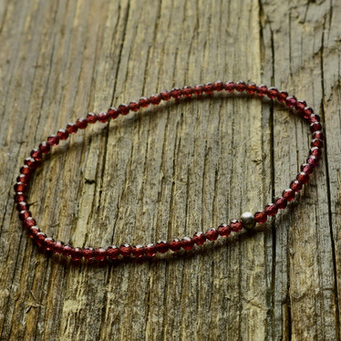 Rannekoru almandiini granaatti viistehiottu 2,5mm 17cm