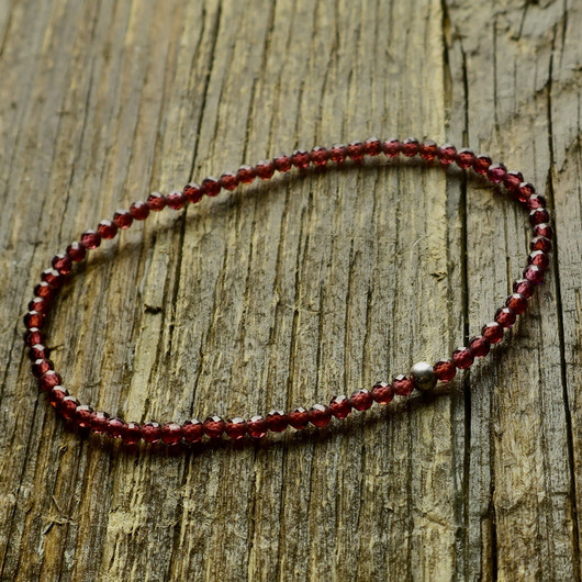 Rannekoru almandiini granaatti viistehiottu 2,5mm 17cm